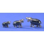 Drei plastische Nilpferde. 925-Silber. L : 5 cm und kürzer.