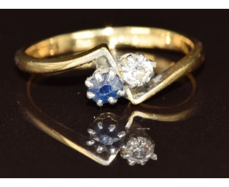 An 18ct gold ring set with a sapphire and diamond, 2.6g, size M