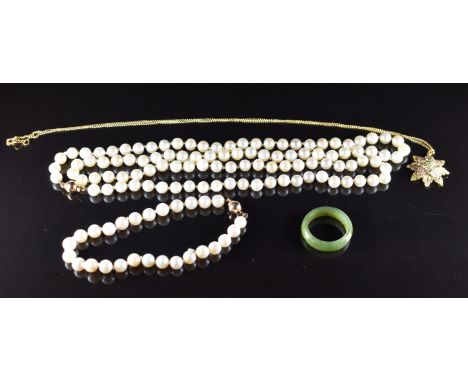 A single strand of cultured pearls with 9ct gold ball clasp and matching bracelet, nephrite jade ring and a yellow metal tri-
