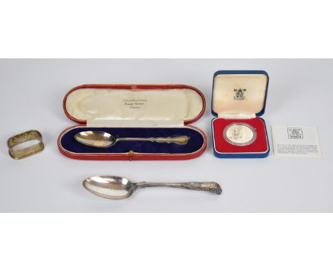 Cased 1977 Royal Mint silver commemorative coin, hallmarked silver spoon, London 1925, maker Josiah Williams &amp; Co, in ori