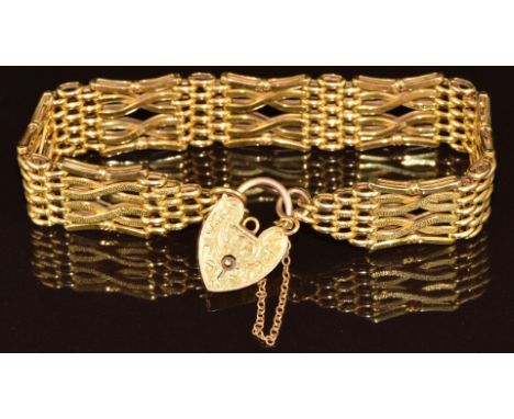 A 9ct gold gate bracelet with heart padlock clasp, 11.1g, 17cm&nbsp;