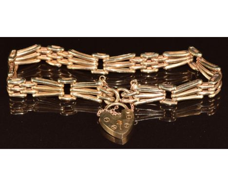 A 9ct gold gate bracelet with 9ct gold heart padlock clasp, 12.9g, 19cm