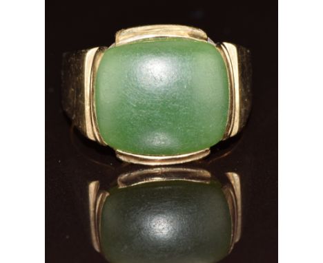 A 9ct gold ring set with a jadeite cabochon, 9.6g, size X