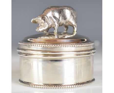 Modern novelty hallmarked silver trinket pot with pig finial to the lid, London 2003, maker's mark WW, height 6cm, weight 139