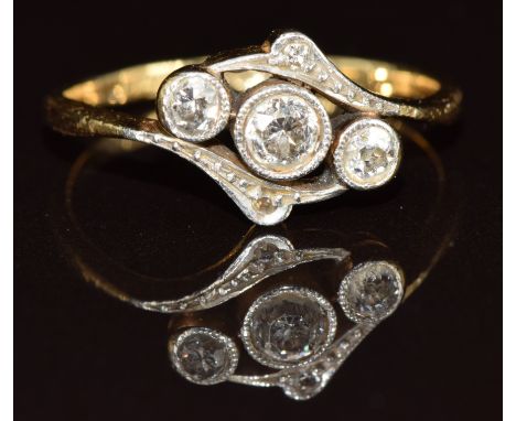 Art Deco 18ct gold ring set with diamonds in a platinum setting, 2.3g, size L
