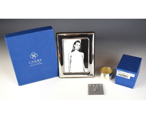 Elizabeth II feature hallmarked silver napkin ring, Sheffield 2015, maker&nbsp;Carr's of Sheffield Ltd, weight 34g, together 