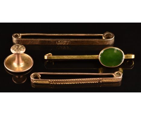 A 9ct gold brooch set with nephrite jade, 9ct rose gold brooch, 9ct gold stud (5.6g) and a 15ct gold brooch (4g)