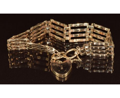 A 9ct gold gate bracelet with heart padlock clasp, 14.1g, 17cm
