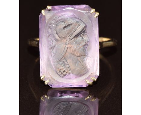 A 9ct gold ring set with an amethyst intaglio depicting a warrior, 4.4g, size P