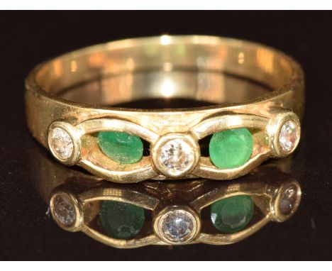A 14k gold ring set with emeralds and diamonds, 3g, size P