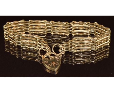 A 9ct gold gate bracelet with heart padlock clasp, 12.9g, 17cm