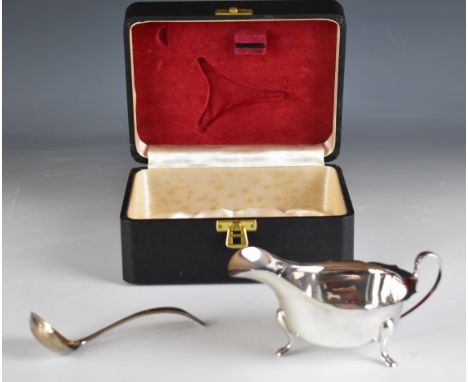 Cased Elizabeth II hallmarked silver sauce boat and ladle, Sheffield 1962, maker&nbsp;Viner's Ltd, length of sauce boat 15cm,