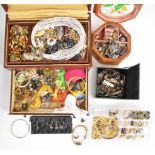 A collection of jewellery including 9ct gold stud, 9ct gold ring (damaged), two pairs of 9ct gold