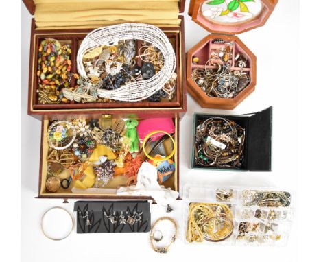 A collection of jewellery including 9ct gold stud, 9ct gold ring (damaged), two pairs of 9ct gold earrings (5.2g), silver fil