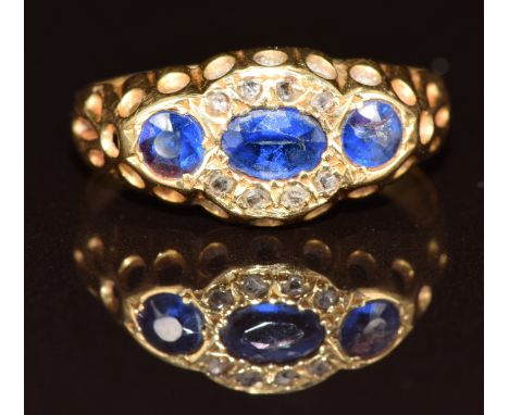 Edwardian 18ct gold ring set with sapphires and diamonds, Chester 1909, 1.9g, size I