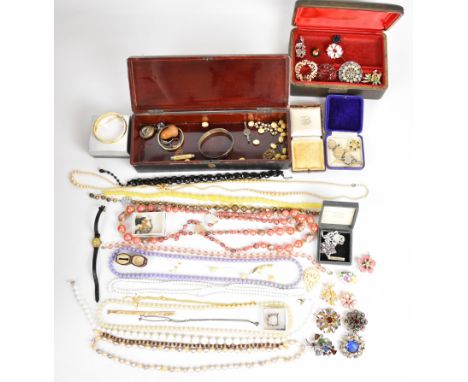 A collection of jewellery including silver bangle, silver brooch and silver ring, vintage boxes, brooches including two Exqui