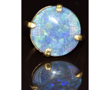 An 18ct gold ring set with an opal triplet, 3.2g, size J