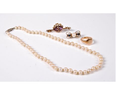 A cultured pearl necklace set 9ct clasp, an amethyst and faux pearl bar brooch (pearls missing), a silver gilt cultured pearl