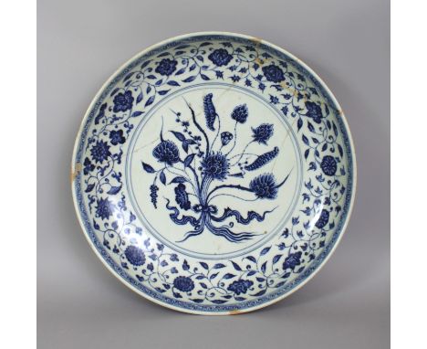 A LARGE CHINESE YONGZHENG PERIOD MING STYLE 'LOTUS BOUQUET' PORCELAIN DISH, of saucer shape, the interior painted with a ribb