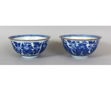 A GOOD PAIR OF 17TH CENTURY CHINESE TRANSITIONAL/KANGXI PERIOD BLUE & WHITE PORCELAIN BOWLS, the exterior sides painted with 