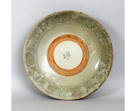 A LARGE 17TH/18TH CENTURY CHINESE PROVINCIAL PORCELAIN DISH, with an unglazed firing band to its centre enclosing a floral sp