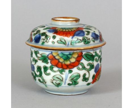 A SMALL CHINESE KANGXI PERIOD WUCAI PORCELAIN BOWL & COVER, painted with a design of scroll-stemmed flowerheads, the cover 3i