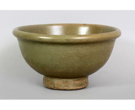 AN UNUSUAL CHINESE YUAN/MING DYNASTY LONGQUAN CELADON STONEWARE BOWL, possibly from the Shouzhou kiln in Anhwei Province, the