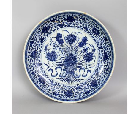 A LARGE CHINESE YONGZHENG PERIOD MING STYLE 'LOTUS BOUQUET' PORCELAIN DISH, of saucer shape, the interior painted with a ribb