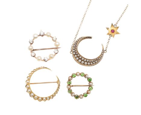 mounted with circular-cut diamonds and untested pearls, in gold, 2.5cm dia., 3.3 grams, together with a pearl and gold closed