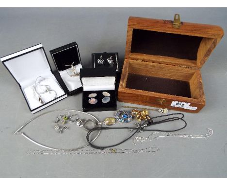 A wooden trinket box containing a quantity of jewellery including titanium ring, size U+½, various pieces stamped 925 and oth