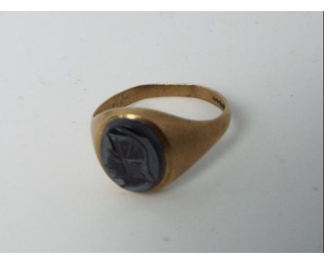 A gentleman's hallmarked 9 carat yellow gold and onyx ring, approx 3.58 gm (all in), size U