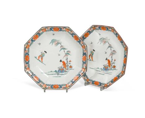 decorated in the Kakiemon style with the Hob in the Well pattern, 26cm wideProvenance:  Property of a Sheffield collectorCond