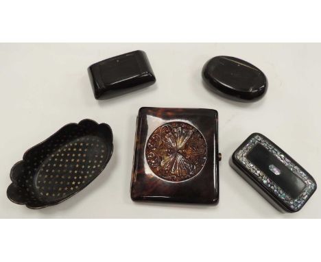 ASSORTED COLLECTABLES, comprising tortoiseshell cigarette case, two horn snuff boxes, papier-mâché snuff box, and papier-mâch