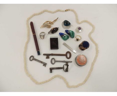 MIXED COLLECTABLES, including brooches, earrings, old keys, Mexican silver pill box, cameo ring, etc.Provenance: private coll