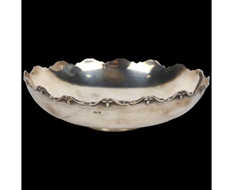 An Edwardian silver table centre fruit bowl, circa 1907, no assay mark, diameter 18cm, 6.9ozSeveral small splits around edge,