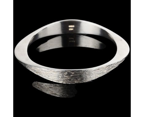 CLAUS GEORG MELCHER - a heavy Danish modernist sterling silver ellipse slave bangle, textured decoration, setting height 11.1