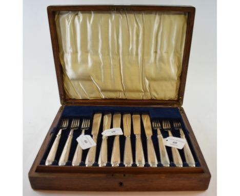 A set of twelve silver fish knives and forks, Carrington & Co, London 1908, cased Condition report Report by GH

Handles gene