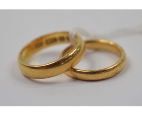 Two 22ct gold wedding bands, approx. 9.7 g (2) Condition report Report by NG

One approx. 4.2 g, approx. ring size K. inscrib