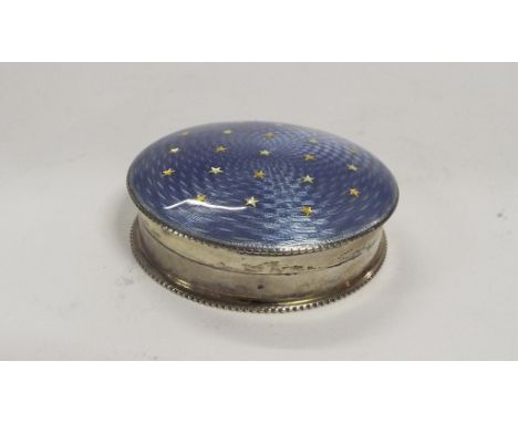 A silver box, the blue enamel cover decorated stars, Birmingham 1913, 5.5 cm diameter Condition report Report by GH

approx. 