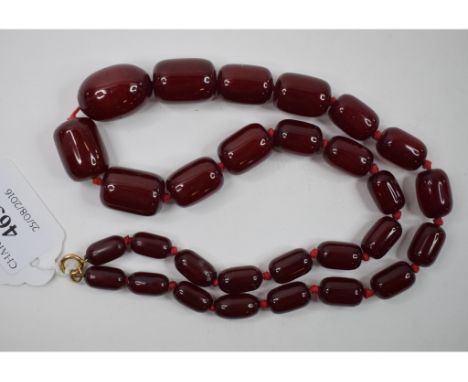 A string of graduated amber type beads Condition report Report by NG

Approx. 69.2 g (all in). When held in strong light wavy