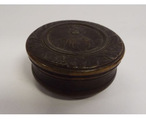 A horn snuff box, decorated a portrait of William Augustus, Duke of Cumberland, inscribed GUL:AUG:DUX CUMBRIAE, 6.5 cm diamet