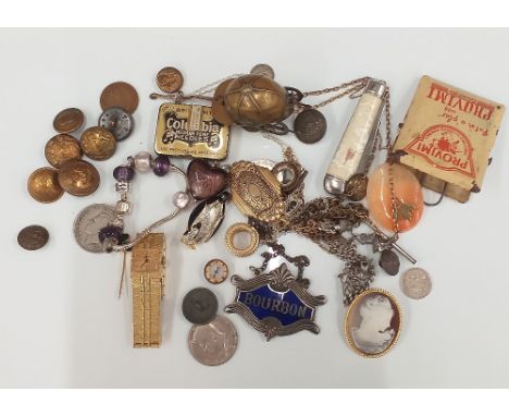 A quantity of vintage jewellery, etc.