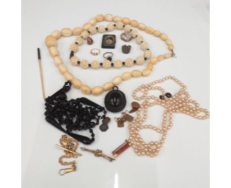 A quantity of vintage jewellery, etc.