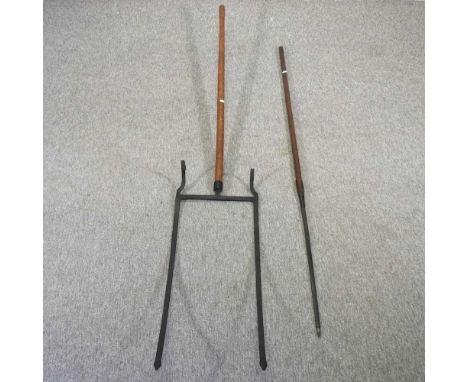 A thatcher's tool, together with a thatching needle (2)201 x 36cm