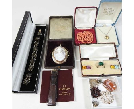 A collection of costume jewellery, to include a 9 carat gold mounted 5 x 4.5cm, cameo brooch, an interchangeable dress ring, 