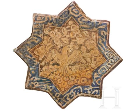 Seldukische Lajvardina-Fliese, 13. Jhdt.  Achtzackiger Stern. Lapislazuli-ähnliche blaue Glasur. Aufglasurmalerei in Weiß und