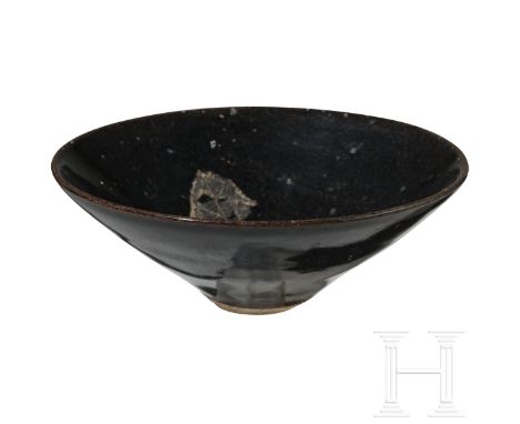 Jizhou-Teeschale mit Blattdekor, China, wahrscheinlich Song-Dynastie (960 - 1279)  Stark ansteigende Fahne. Umseitig dunkel-b