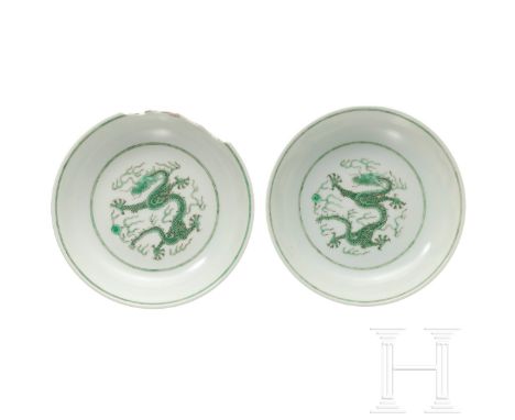 Ein Paar Drachenteller mit Marke, China, wohl Tongzhi-Ära, 1862-74  Grün emaillierte Drachenteller. Ein Drache im Spiegel dar