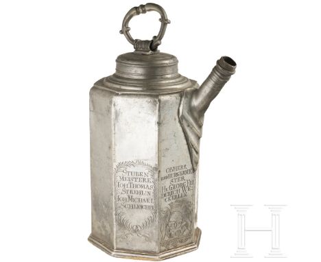 Große Zunftkanne der Stuttgarter Bäcker, datiert 1770  Siebenkantige Prismenkanne aus Zinn mit ausgestelltem Boden. Kräftige 