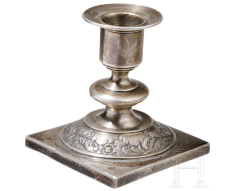 Silberner Tischleuchter, Minsk, 1866  Silber. Quadratischer Stand. Schaftansatz mit reliefierter Blatt- und Blütenzier. Vasen